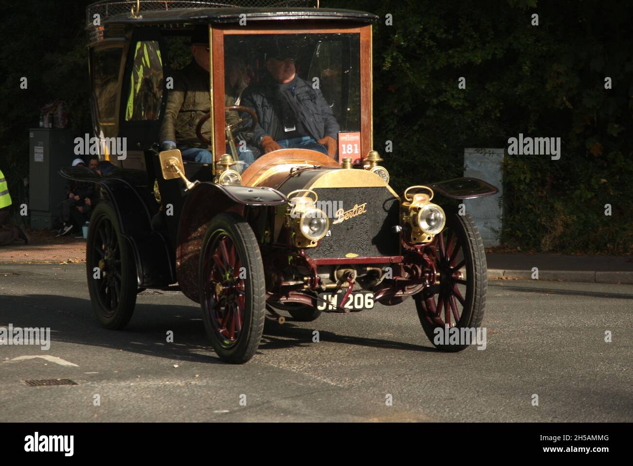 Sussex UK 7. November 2021. Dieser schöne französische Berliet aus dem Jahr 1903 war einer von vielen wunderschön gepflegten Oldtimern auf der Rallye. Der Veteran Car Run 2021 von London nach Brighton kehrt nach einer COVID-Pause im Jahr 2020 auf die Straßen zwischen der Hauptstadt und der Küste zurück. Das ist der 125. Jahrestag der Veranstaltung. Roland Ravenfill/Alamy Stockfoto