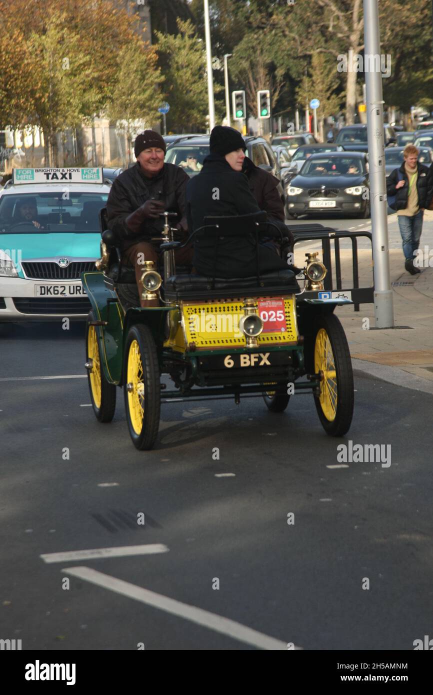 Sussex UK 7. November 2021. Dieser De Dion Bouton ist 121 Jahre alt und hat den Veteranenlauf abgeschlossen. Der Veteran Car Run 2021 von London nach Brighton kehrt nach einer COVID-Pause im Jahr 2020 auf die Straßen zwischen der Hauptstadt und der Küste zurück. Das ist der 125. Jahrestag der Veranstaltung. Roland Ravenfill/Alamy Stockfoto