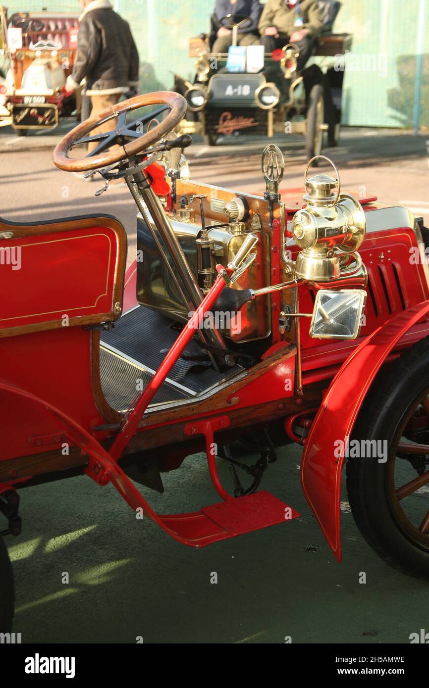 Sussex UK 7. November 2021. Viel poliertes Messing wurde gezeigt, als Veteranenautos den Lauf von London nach Brighton auf dem Madeira Drive beendet hatten. Der Veteran Car Run 2021 von London nach Brighton kehrt nach einer COVID-Pause im Jahr 2020 auf die Straßen zwischen der Hauptstadt und der Küste zurück. Das ist der 125. Jahrestag der Veranstaltung. Roland Ravenfill/Alamy Stockfoto