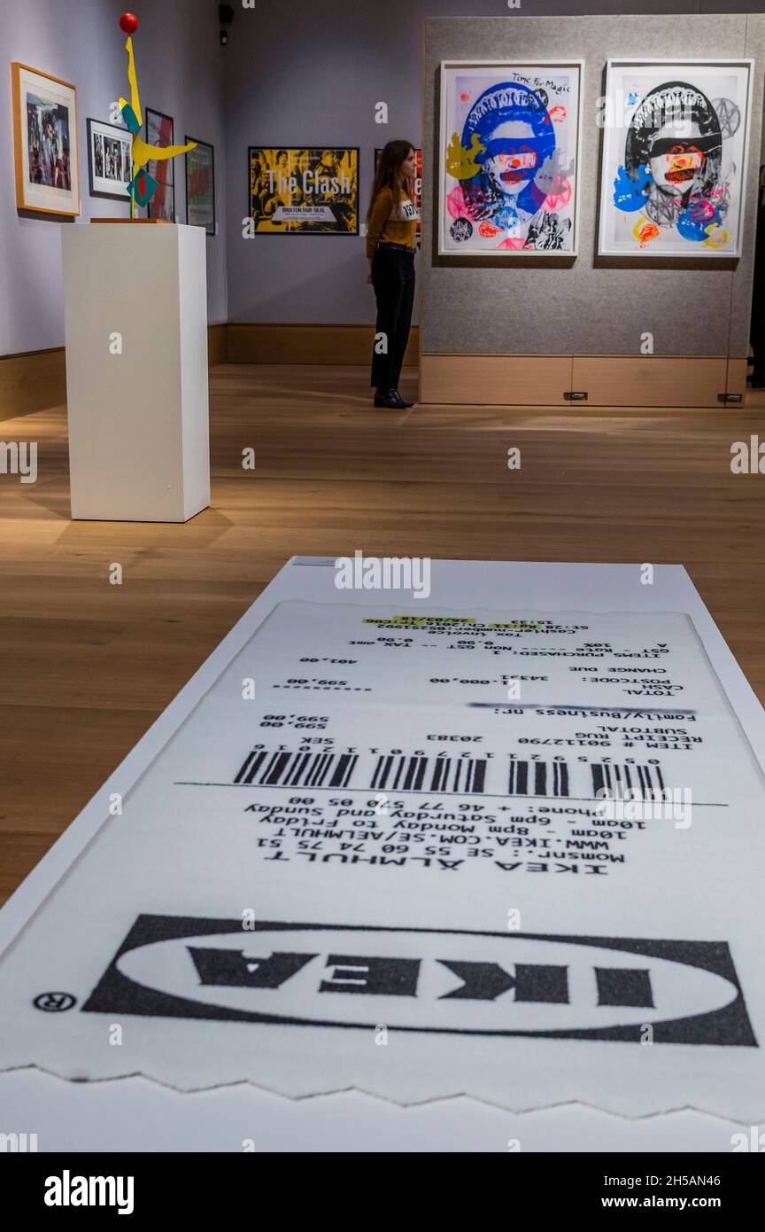 London, Großbritannien. November 2021. Virgil Abloh X Ikea, Markerad Rug, 2019, ex £500-700 - Preview of Bonhams' Pop x Culture Sale. Der Verkauf findet am 11. November in der New Bond Street statt. Kredit: Guy Bell/Alamy Live Nachrichten Stockfoto