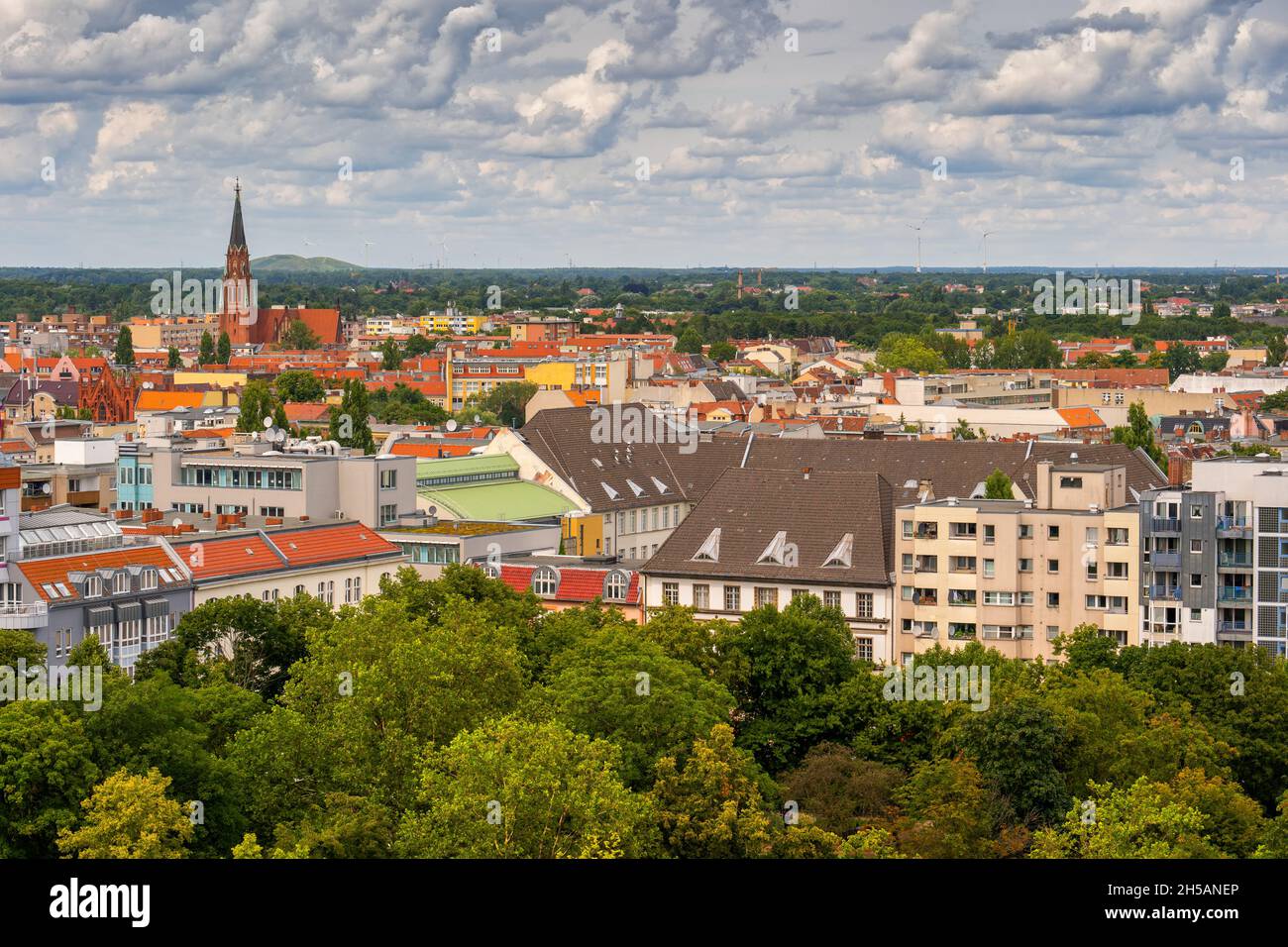 Stadtbild Gesundbrunnen aus dem Humboldthain Park in Berlin. Stockfoto