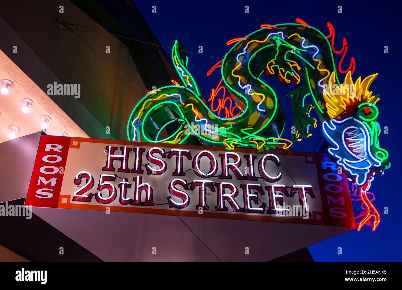 Ogden's Historic 25th Street Neon Dragon Sign - Utah Stockfoto