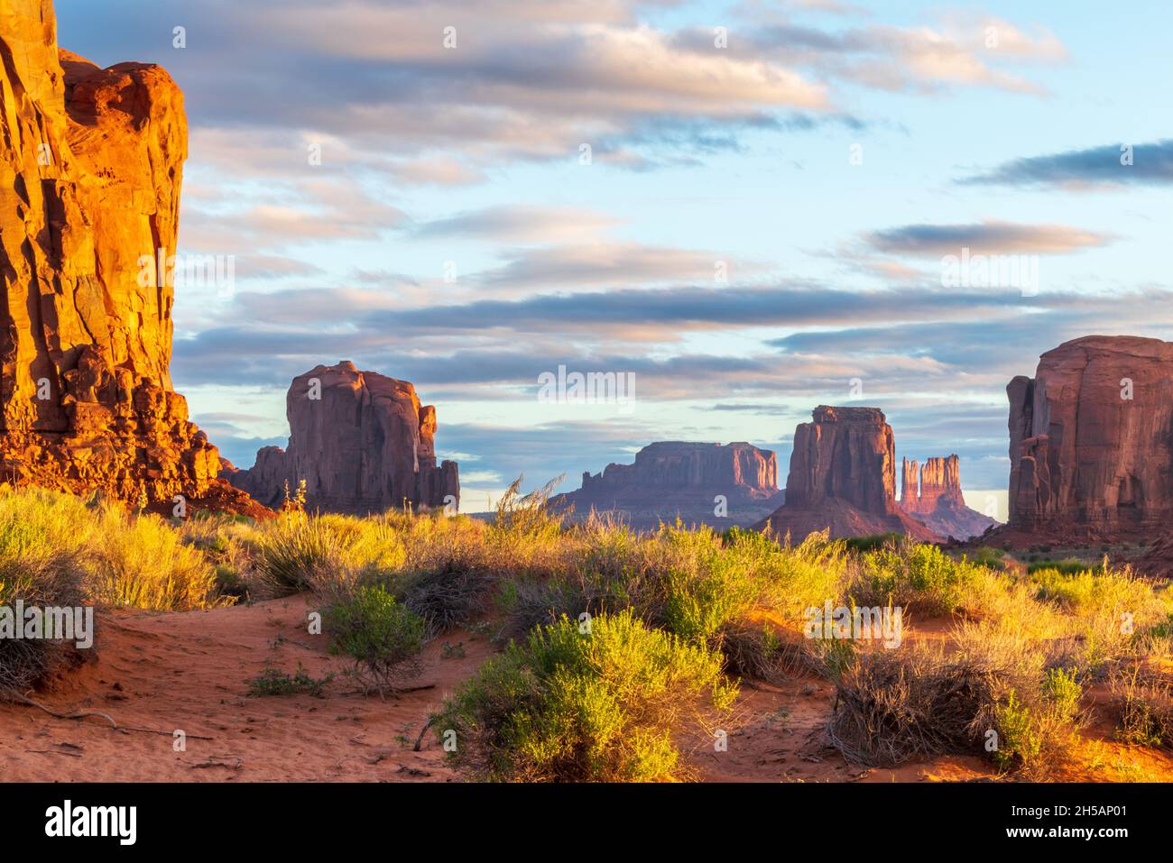 Ruhige südwestliche Szene mit großen Steinformationen im Monument Valley Stockfoto