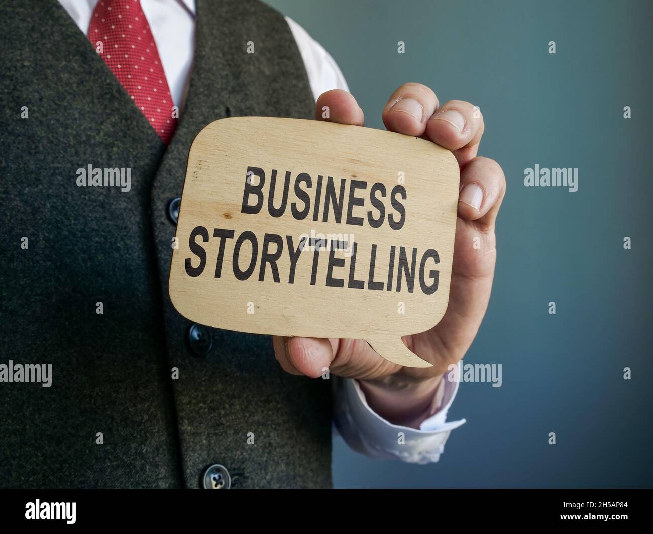Geschäftsmann hält Zitat Blase mit Geschäft Storytelling Phrase. Stockfoto