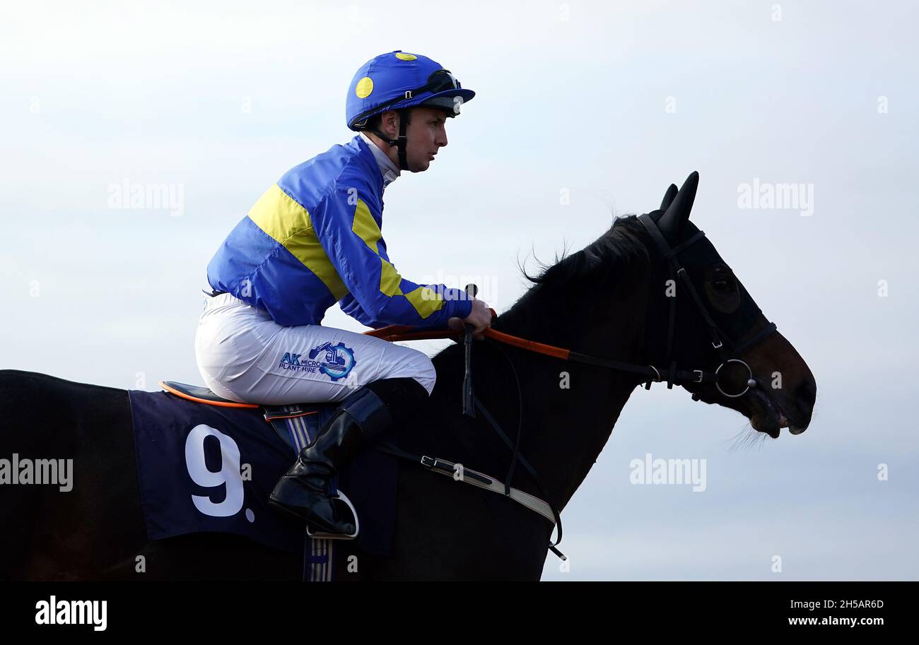 Überwiegend bewölkt und Jockey Connor Beasley auf der Rennbahn Wolverhampton. Bilddatum: Montag, 8. November 2021. Stockfoto