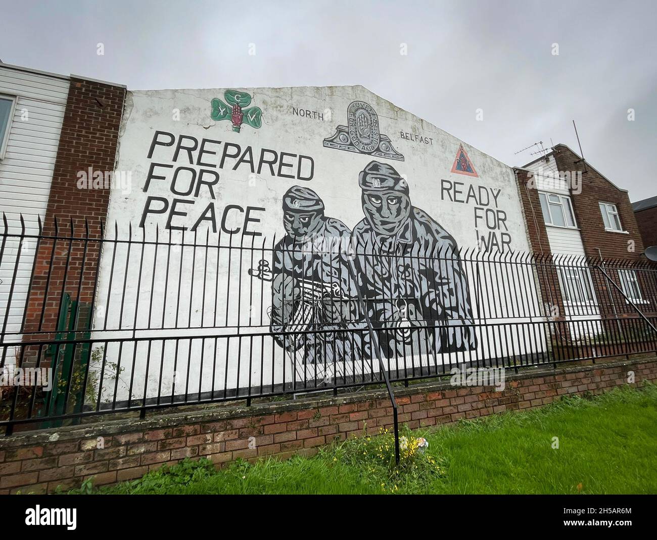 Ein Wandgemälde der Ulster loyalistischen paramilitärischen Gruppe, der Ulster Volunteer Force (UVF), an der Wand am Eingang des Mount Vernon Wohngrundstücks im Norden Belfasts mit dem Test „bereit für den Frieden, bereit für den Krieg“. Stockfoto