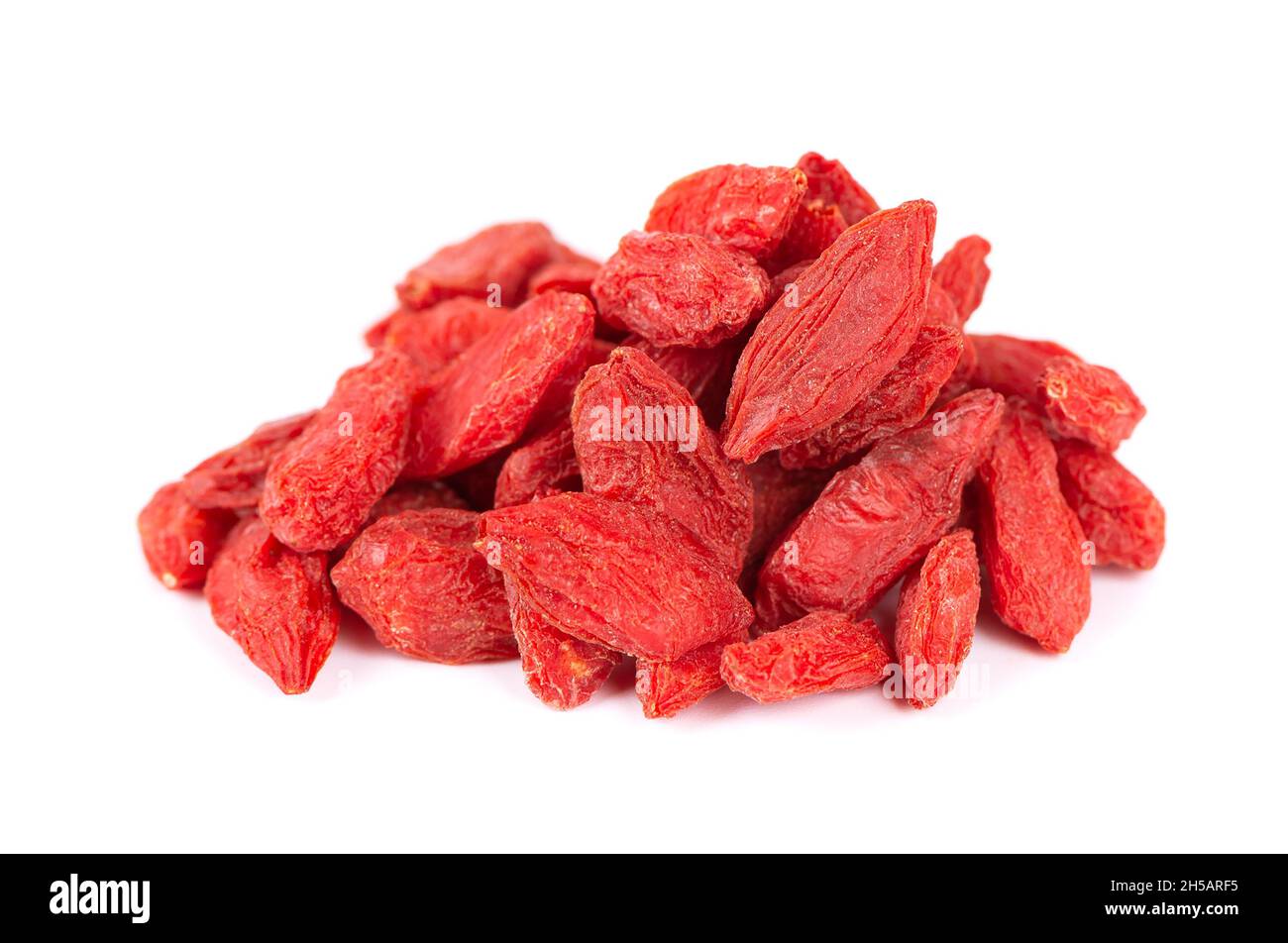 Chinesische Wolfbeeren isoliert auf weißem Hintergrund. Haufen getrockneter Goji-Beere. Stockfoto