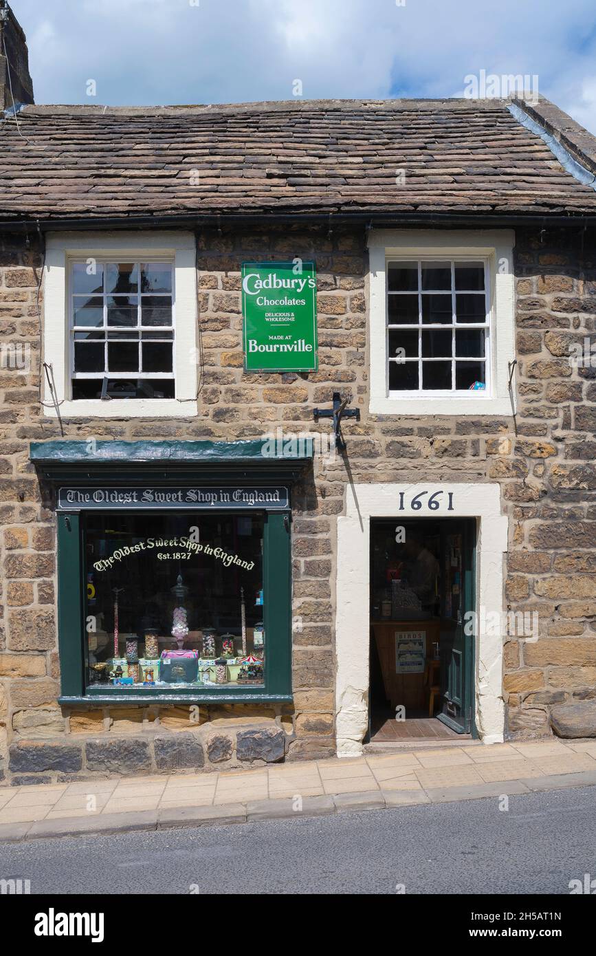 Pateley Bridge Sweet Shop, Außenansicht eines Geschäfts, von dem angenommen wird, dass es sich um den 'ältesten Süßwarenladen in England' handelt, in der Pateley Bridge High Street, Yorkshire Stockfoto