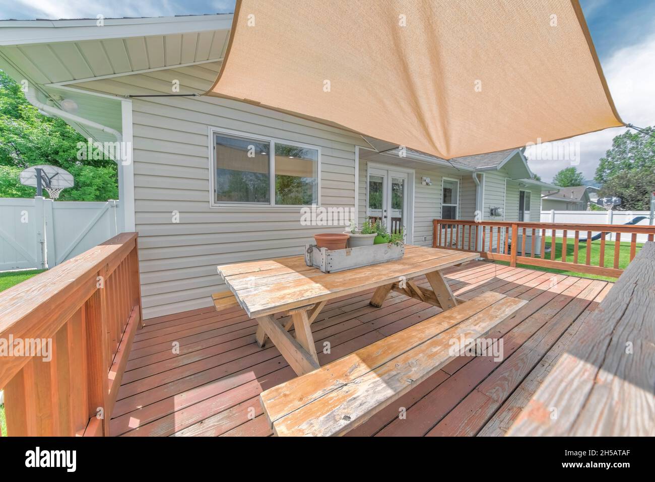 Terrasse im Freien auf einem Deck eines Hauses mit Schatten Segel Stockfoto
