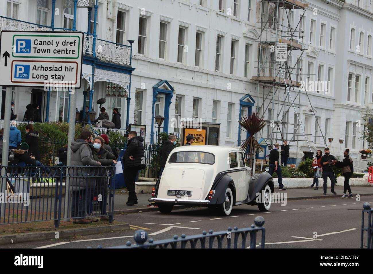 Steve Coogan Llandudno, Nordwales 9. November 2021. Der Schauspieler Steve Coogan und die Schauspielerin Gemma Jones wurden beim Dreh der Abrechnung in Llandudno für das kommende Fernsehdrama über Jimmy Savile gesehen Stockfoto