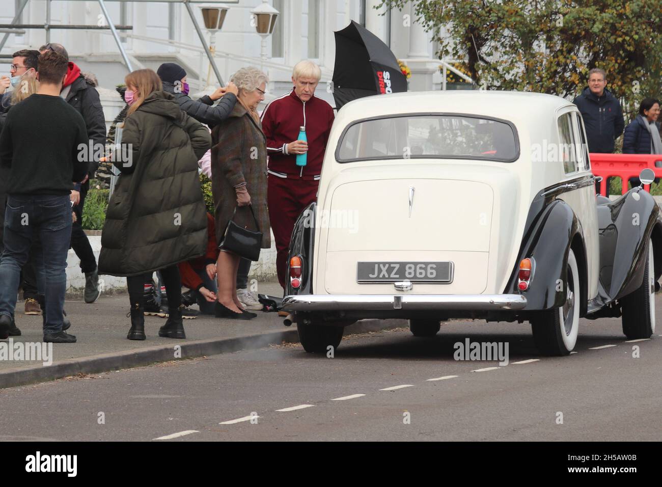 Steve Coogan Llandudno, Nordwales 9. November 2021. Der Schauspieler Steve Coogan und die Schauspielerin Gemma Jones wurden beim Dreh der Abrechnung in Llandudno für das kommende Fernsehdrama über Jimmy Savile gesehen Stockfoto