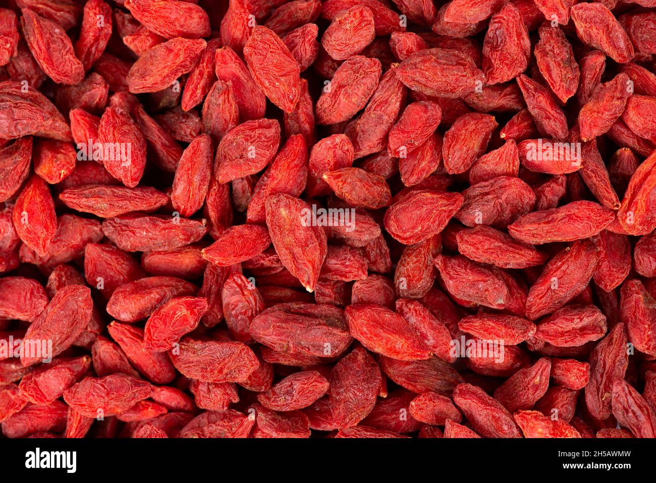 Chinesische Wolfbeeren Hintergrund. Haufen getrockneter Goji-Beere. Draufsicht. Stockfoto