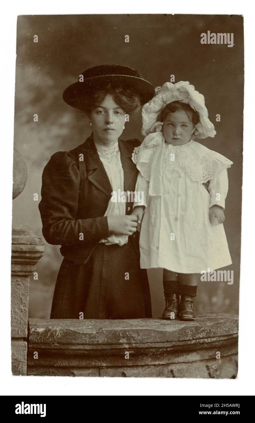 Original Edwardianisches Studioporträt einer attraktiven jungen Mutter, die Jacke mit Puffärmeln, Spitzenbluse, Rock und ihrem kleinen Kind trägt, aus dem Atelier von Walter H. Simpson, Kelso, Roxburghshire, Scottish Borders, Großbritannien um 1907 Stockfoto