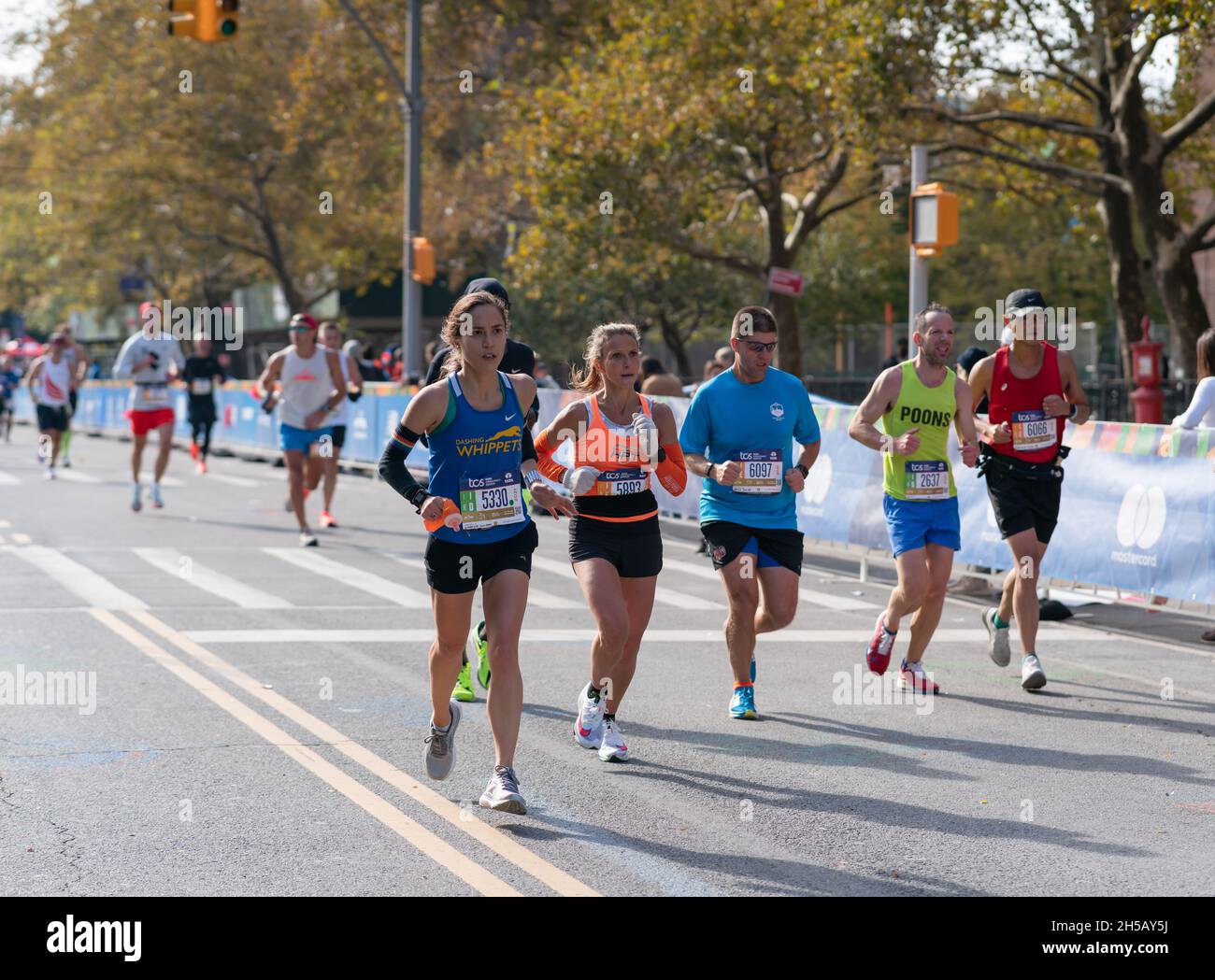 New York City feiert den TSC-Marathon, bei dem die Läufer in 26.2 Meilen durch die fünf Bezirke Rennen und am Sonntag, den 7. November 2021 in New York City, NY, im Central Park enden. (Foto: Steve Sanchez/Sipa USA) Stockfoto