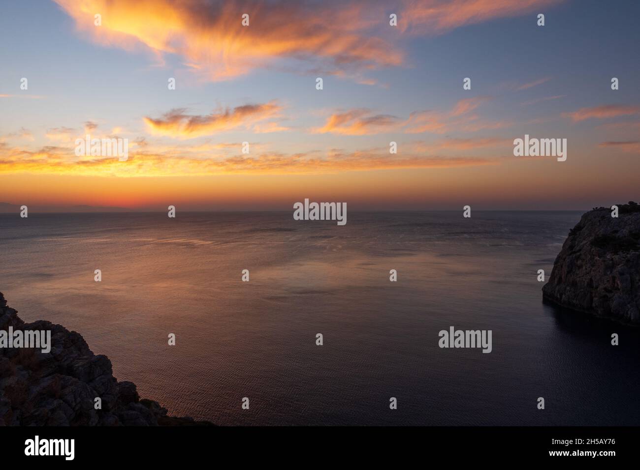 Schöner Sonnenaufgang in Faliraki Ostküste der Griechen, Anthony Quinn Bay, Rhodos, Griechenland Stockfoto
