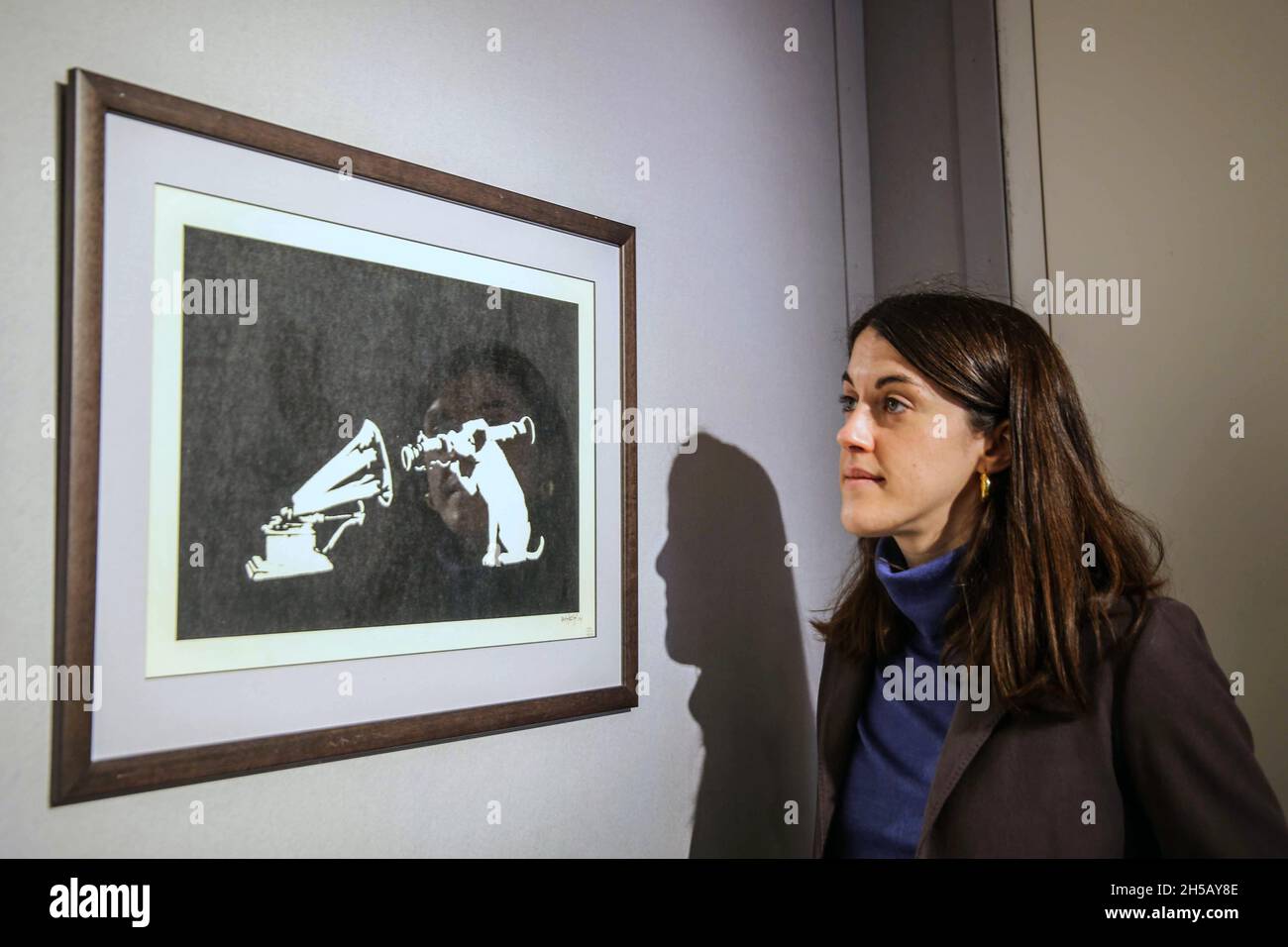 London UK Montag 08 November 2021 Banksy HMV Est £40,000-60,000 Pop x Culture Sale kehrt am Donnerstag, dem 11. November, in die New Bond Street, London zurück. Paul Quezada-Neiman/Alamy Live News Stockfoto