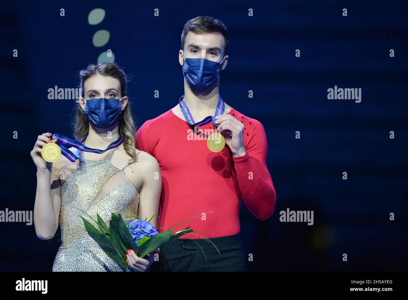 Turin, Italien, 07/11/2021, Ice Dance Awards, Gabriella PAPADAKIS & Guillaume CIZERON, Frankreich, erster Platz beim ISU Grand Prix of Figure Skating - Gran Premio d'Italia, in Palavela, am 7. November 2021 in Turin, Italien. Quelle: Raniero Corbelletti/AFLO/Alamy Live News Stockfoto