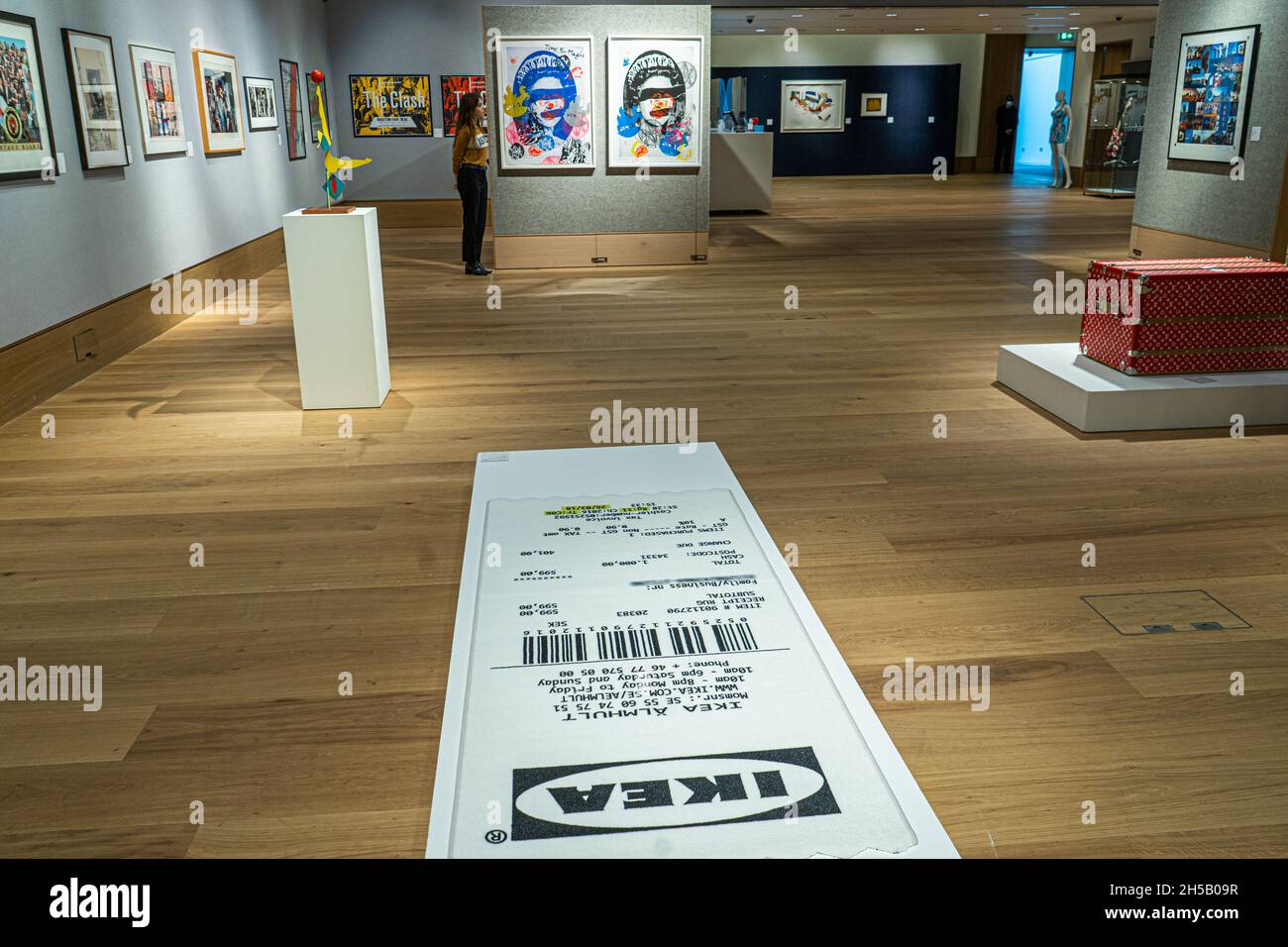 NEW BOND STREET LONDON, GROSSBRITANNIEN. 8. November 2021. VIRGIL ABLOH X IKEA MARKERAD Receipt Rug, 2019, Schätzung: £ 500 - 700 beim Bonhams Pop X Culture Sale. Der Verkauf findet am 17. November in Bonhams Knightsbridge statt. Kredit: amer ghazzal/Alamy Live Nachrichten Stockfoto