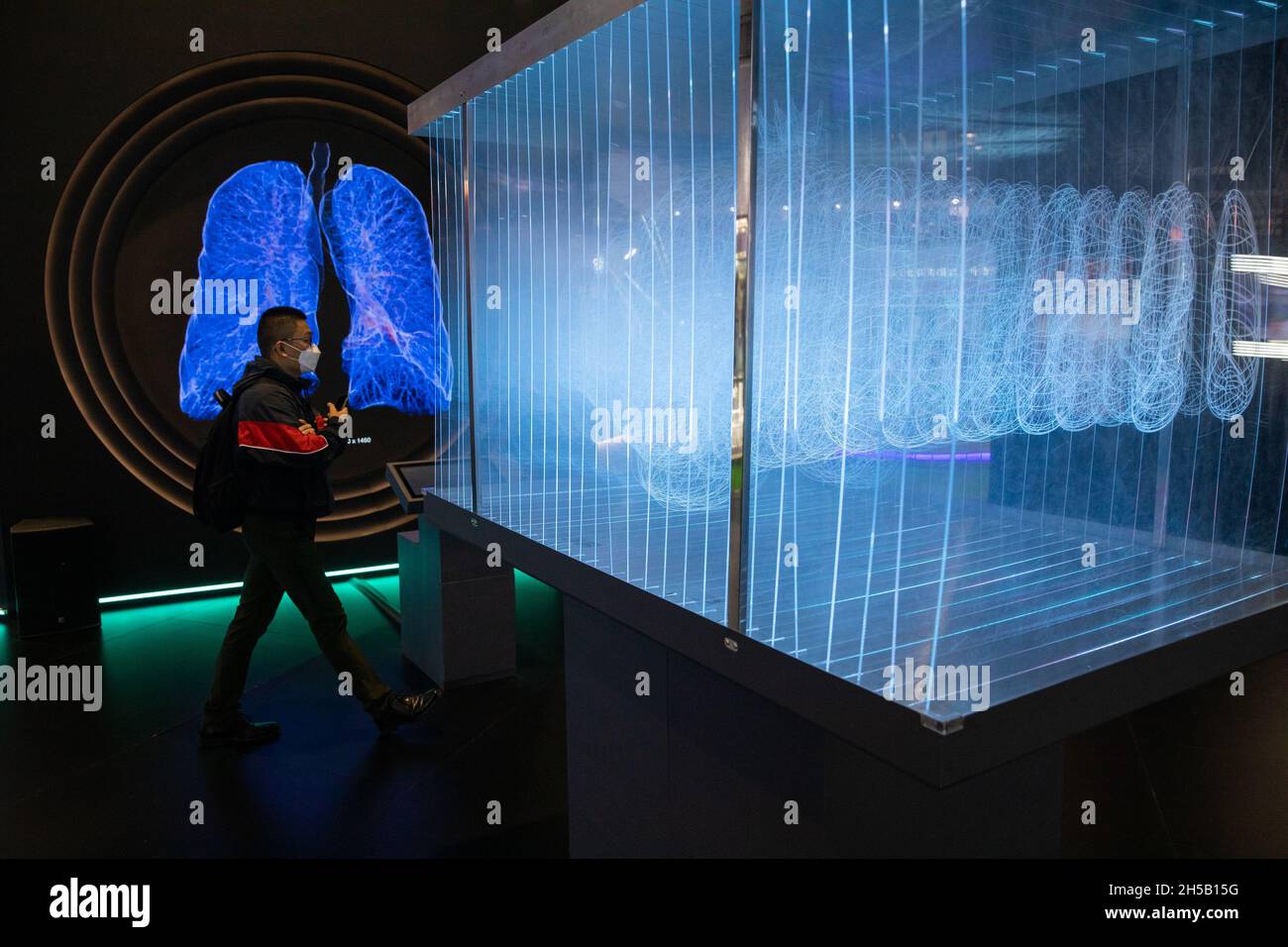 (211108) -- SHANGHAI, 8. November 2021 (Xinhua) -- Ein Besucher kommt an einem Lungenbildgerät vorbei, das auf dem Ausstellungsgelände für medizinische Geräte und Gesundheitsprodukte der 4. China International Import Expo (CIIE) im ostchinesischen Shanghai, 8. November 2021, ausgestellt ist. (Xinhua/Jin Liwang) Stockfoto