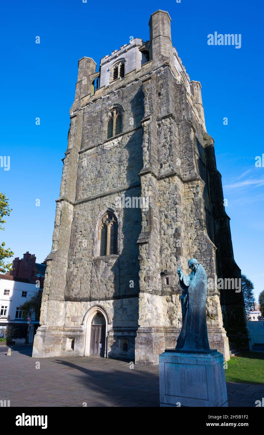 Der freistehende mittelalterliche Glockenturm oder Campanile in der Chichester Cathedral in der Stadt Chichester, West Sussex, England, Großbritannien. Stockfoto
