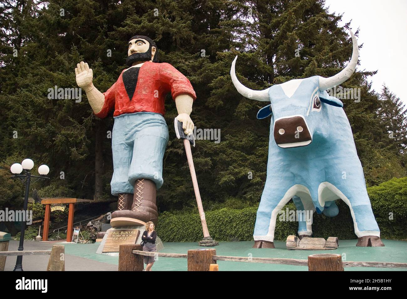 Klamath, CA, USA - 5. August 2009: Paul Bunyan und Babe the Blue Ox Statuen an den Bäumen des Geheimnisses in Klamath, CA. Stockfoto