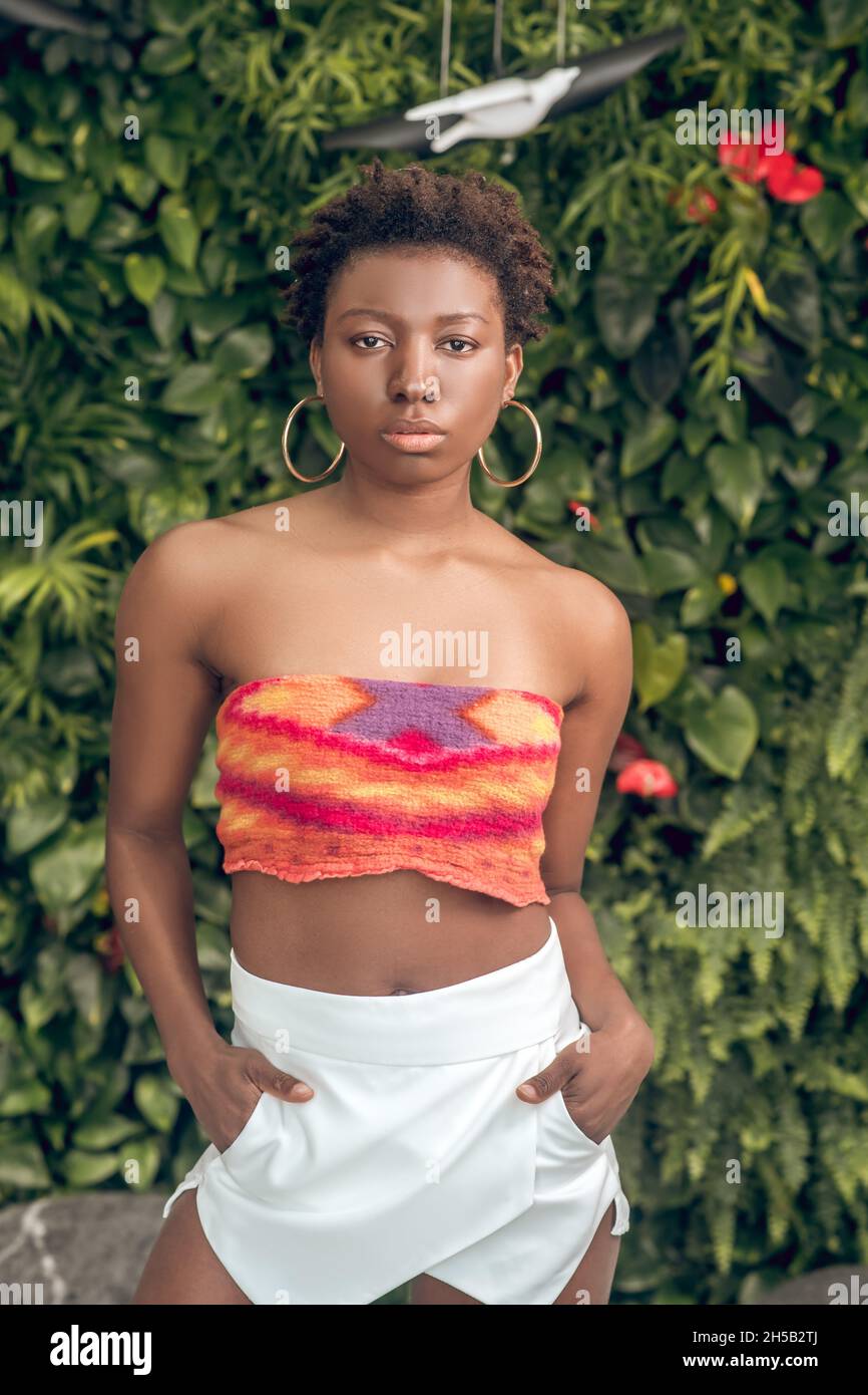 Ein Porträt einer ernsthaften jungen afroamerikanischen Frau Stockfoto