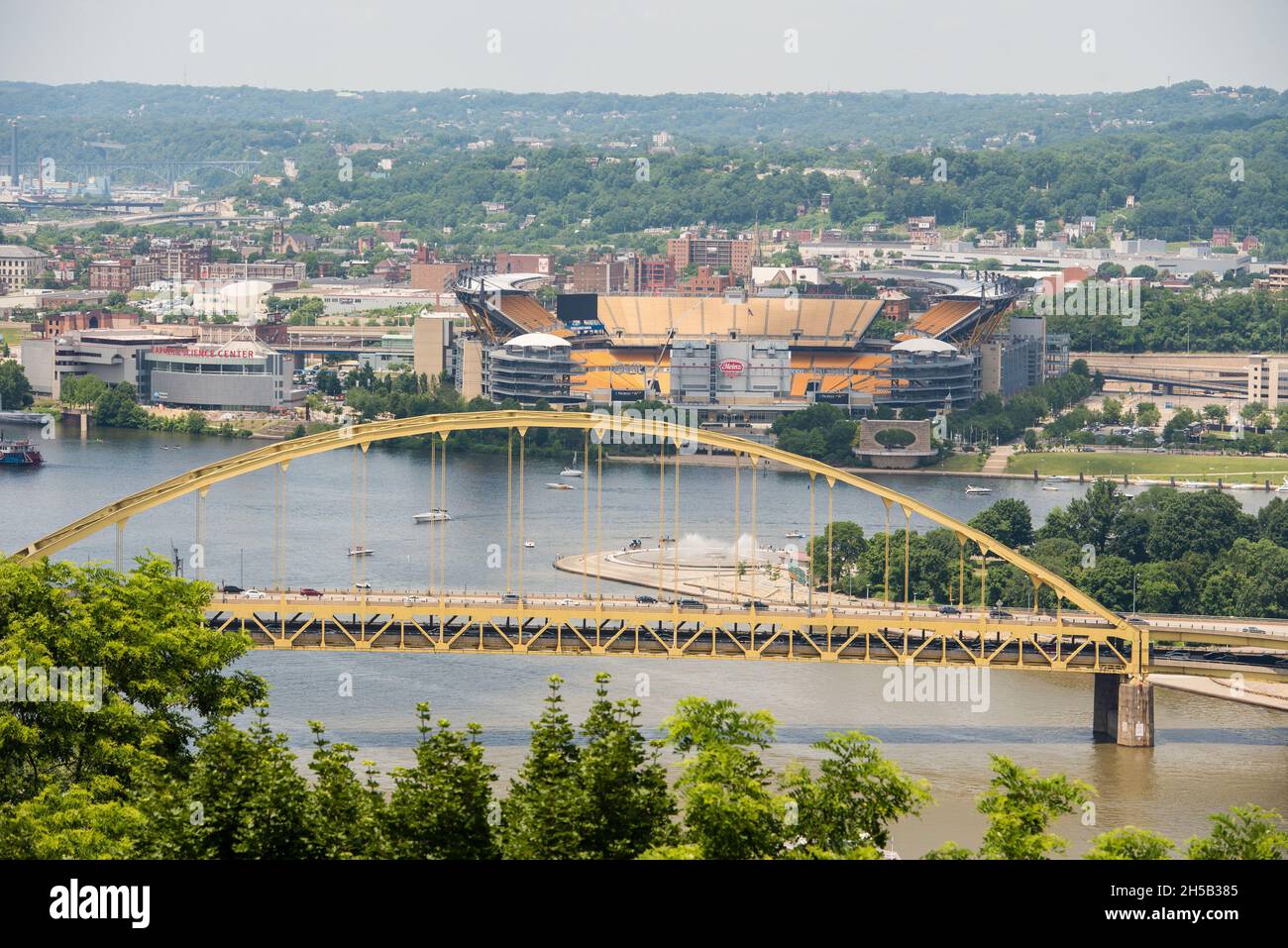 Blick auf die Pittsburgh-Brücke und das Heinz Field Stadium der Steelers. Stockfoto