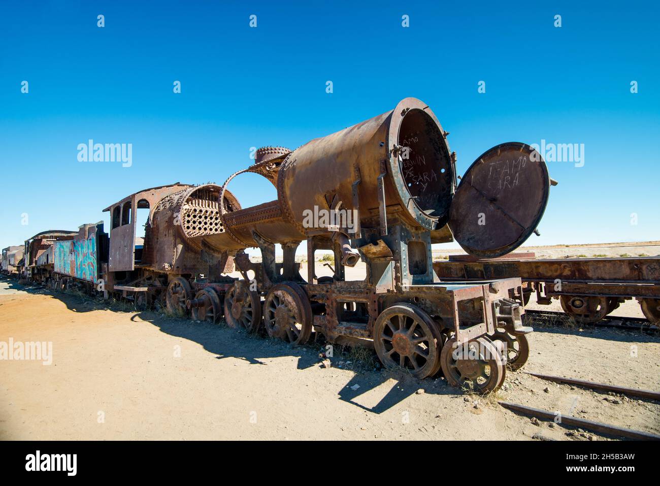 Rostiger alter Dampfzug in der bolivianischen Wüste - Eisenbahnfriedhof in Uyuni Stockfoto