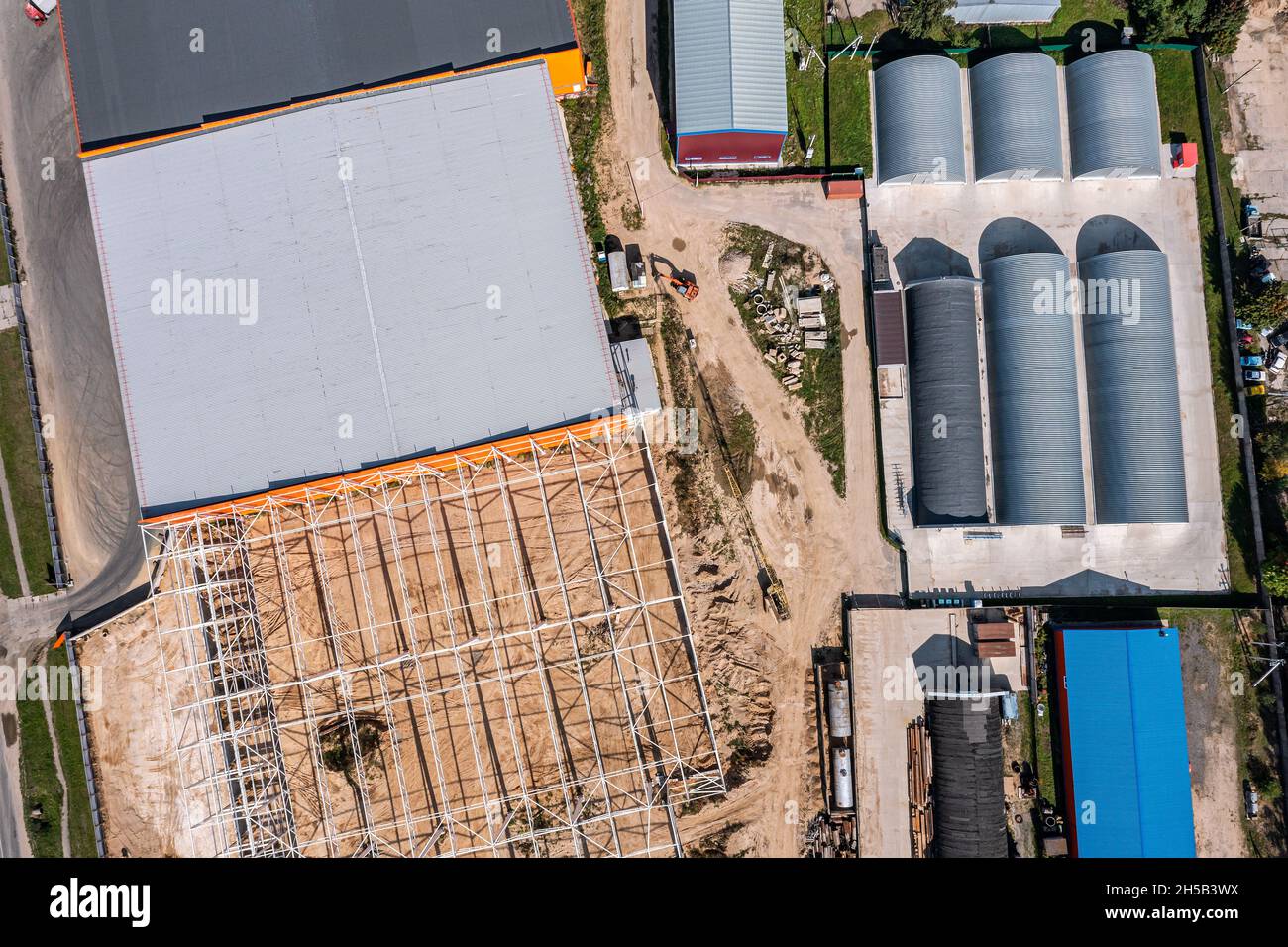 Neues Lagerhaus Gebäude des Logistikzentrums im Bau. Luftaufnahme von der fliegenden Drohne. Stockfoto