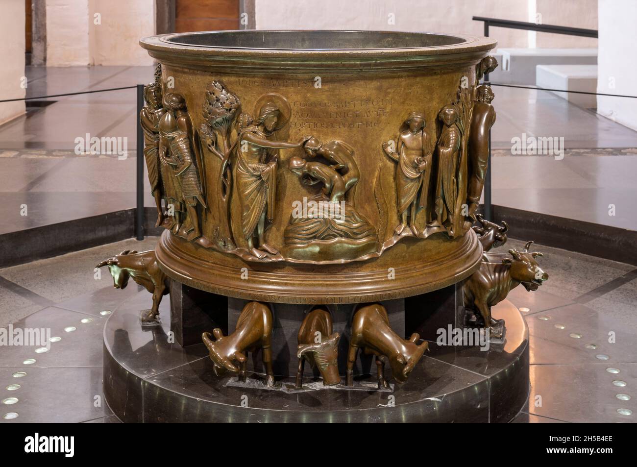 Lüttich, Liege, St. Barthélemy ( Sint-Bartolomeüskerk, Sankt Bartholomäus), Taufbecken von Reiner von Huy, Bronze, ca. 1107–1125 Stockfoto
