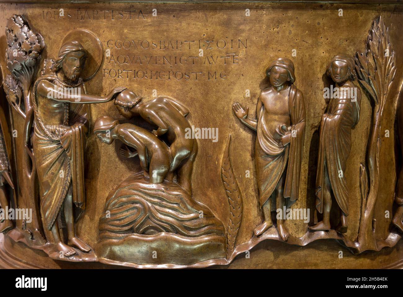 Lüttich, Liege, St. Barthélemy ( Sint-Bartolomeüskerk, Sankt Bartholomäus), Taufbecken von Reiner von Huy, Bronze, ca. 1107–1125 Stockfoto