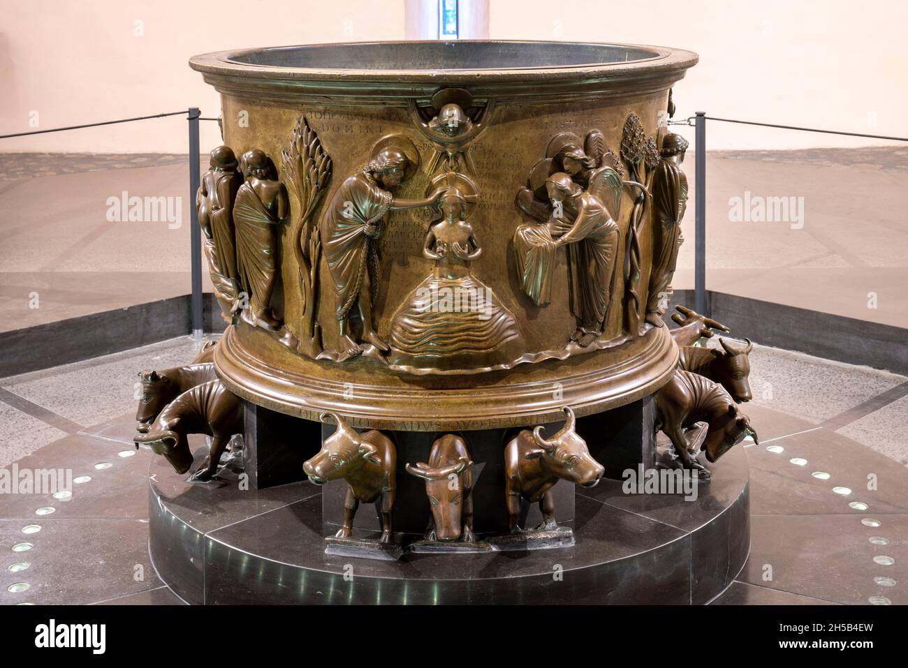 Lüttich, Liege, St. Barthélemy ( Sint-Bartolomeüskerk, Sankt Bartholomäus), Taufbecken von Reiner von Huy, Bronze, ca. 1107–1125 Stockfoto