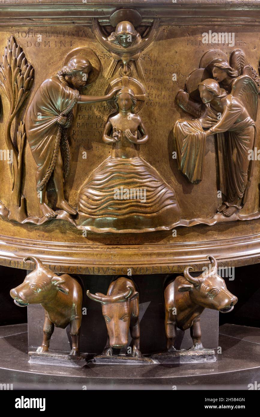 Lüttich, Liege, St. Barthélemy ( Sint-Bartolomeüskerk, Sankt Bartholomäus), Taufbecken von Reiner von Huy, Bronze, ca. 1107–1125 Stockfoto