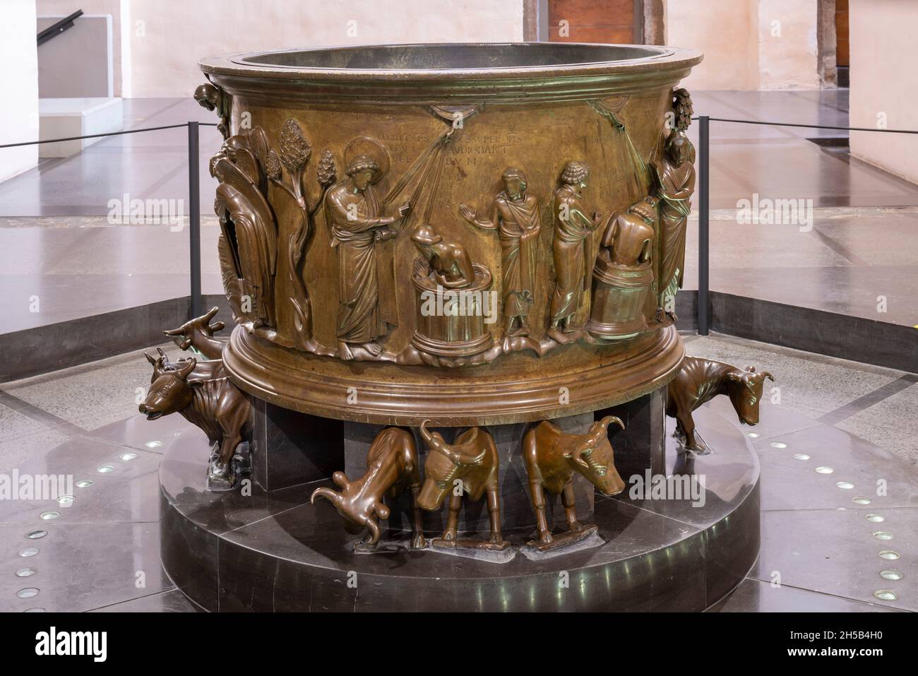 Lüttich, Liege, St. Barthélemy ( Sint-Bartolomeüskerk, Sankt Bartholomäus), Taufbecken von Reiner von Huy, Bronze, ca. 1107–1125 Stockfoto