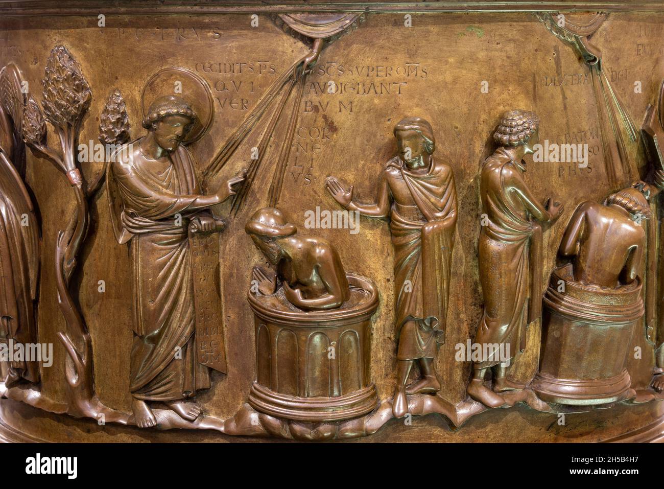 Lüttich, Liege, St. Barthélemy ( Sint-Bartolomeüskerk, Sankt Bartholomäus), Taufbecken von Reiner von Huy, Bronze, ca. 1107–1125 Stockfoto