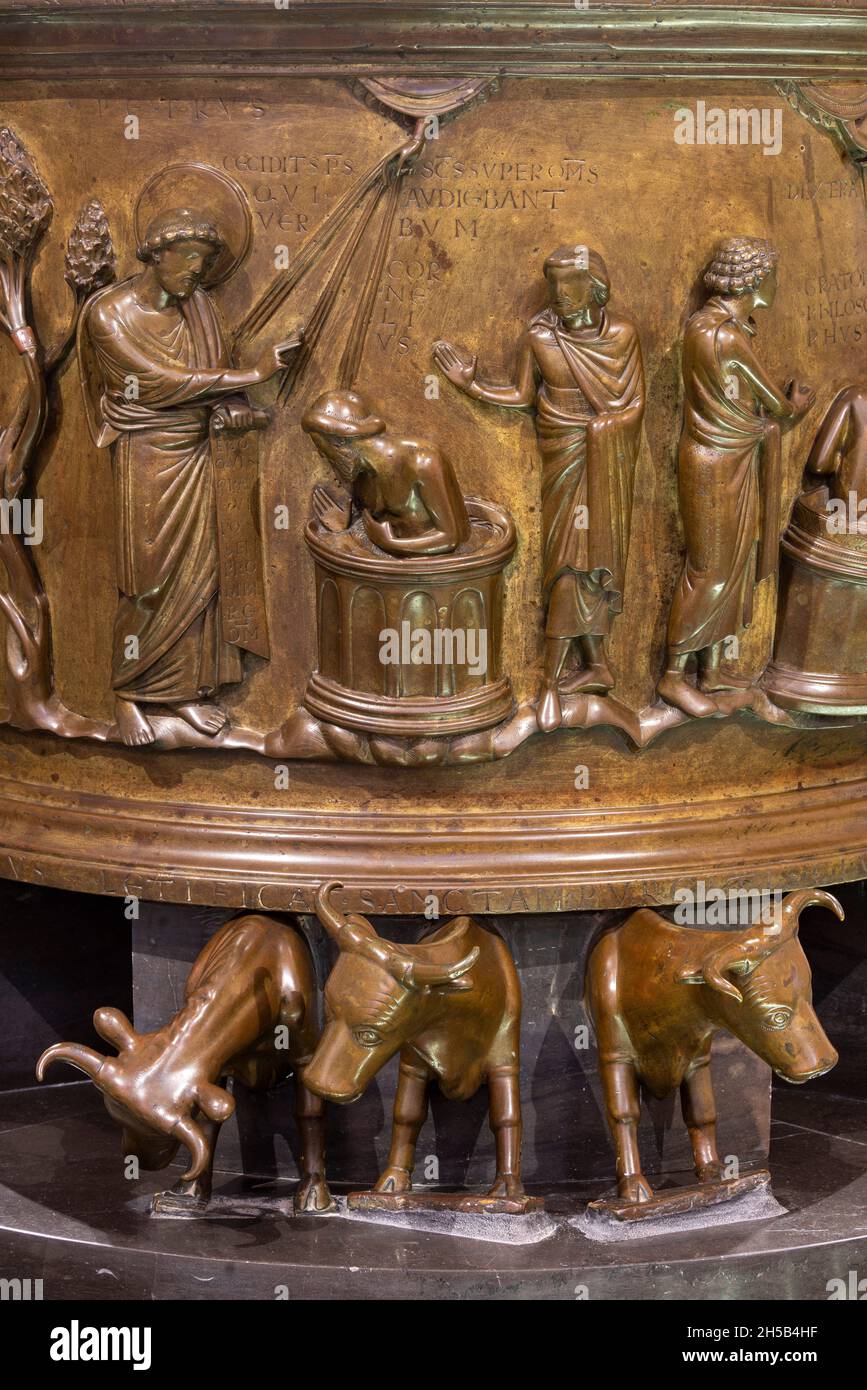Lüttich, Liege, St. Barthélemy ( Sint-Bartolomeüskerk, Sankt Bartholomäus), Taufbecken von Reiner von Huy, Bronze, ca. 1107–1125 Stockfoto