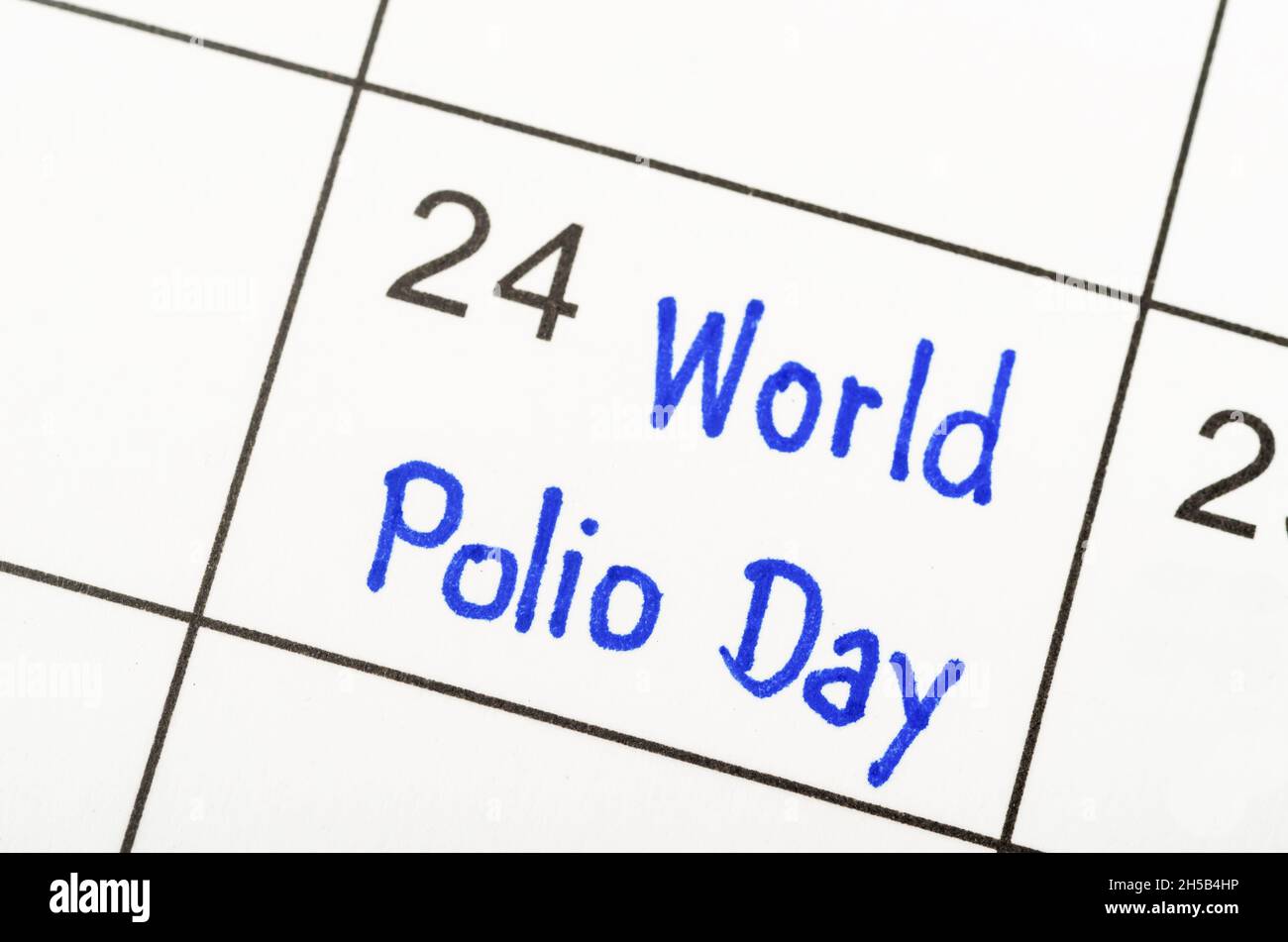Handgeschriebener Welt-Polio-Tag 24. Oktober auf einem weißen Kalender markiert. Stockfoto
