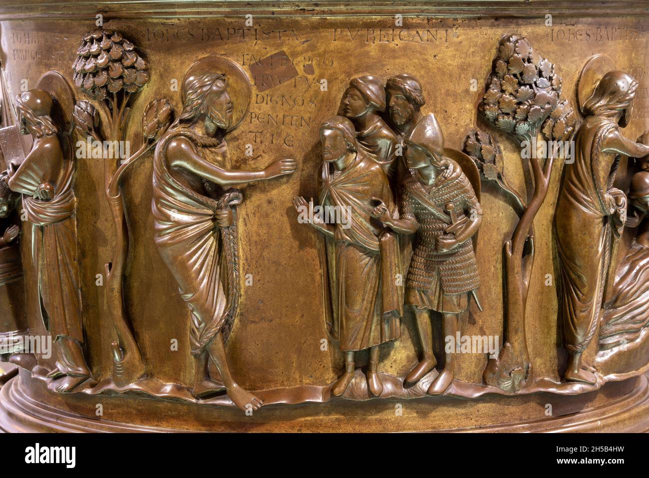 Lüttich, Liege, St. Barthélemy ( Sint-Bartolomeüskerk, Sankt Bartholomäus), Taufbecken von Reiner von Huy, Bronze, ca. 1107–1125 Stockfoto