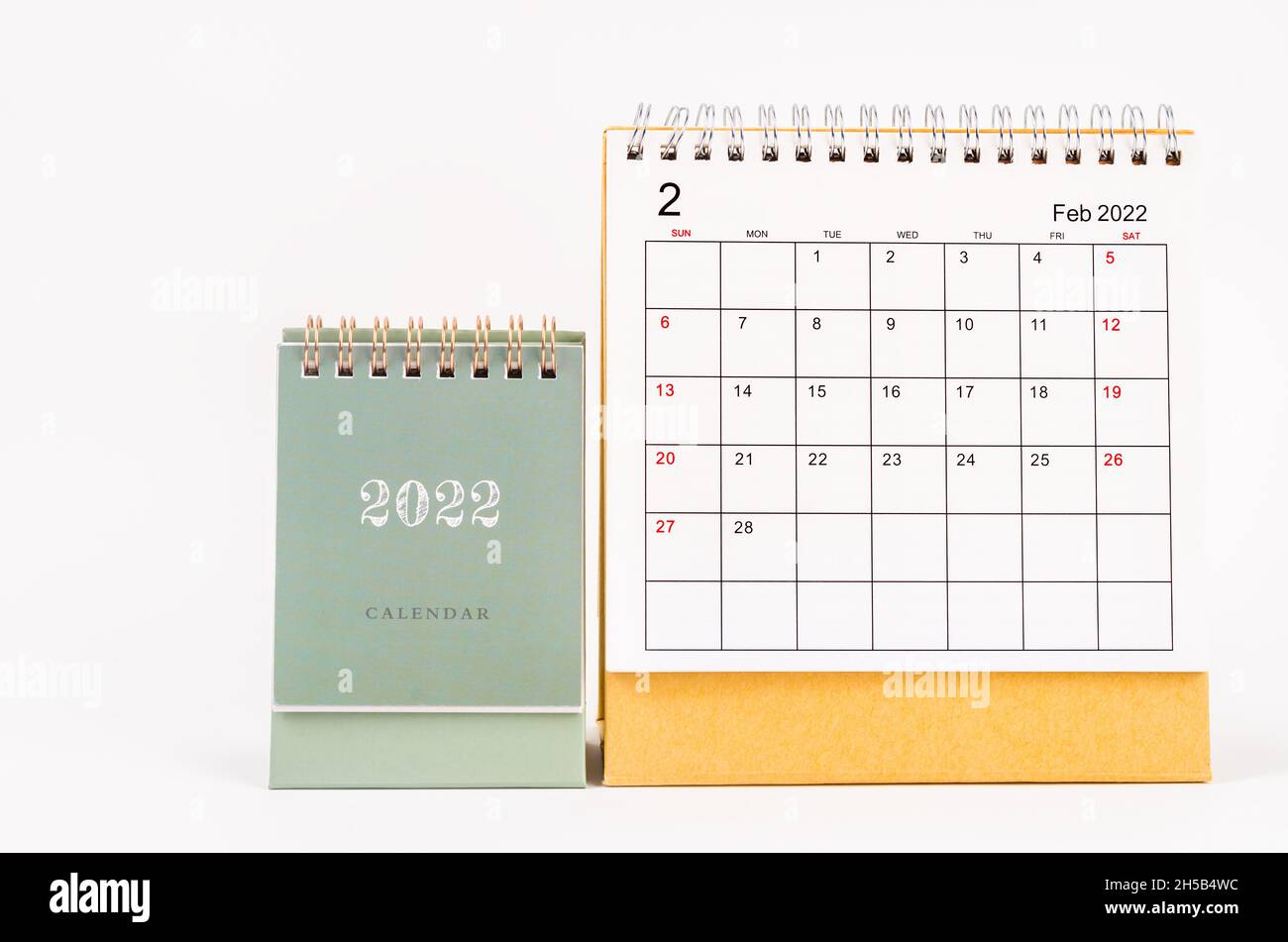 Der tischkalender für februar 2022 auf weißem Hintergrund. Stockfoto