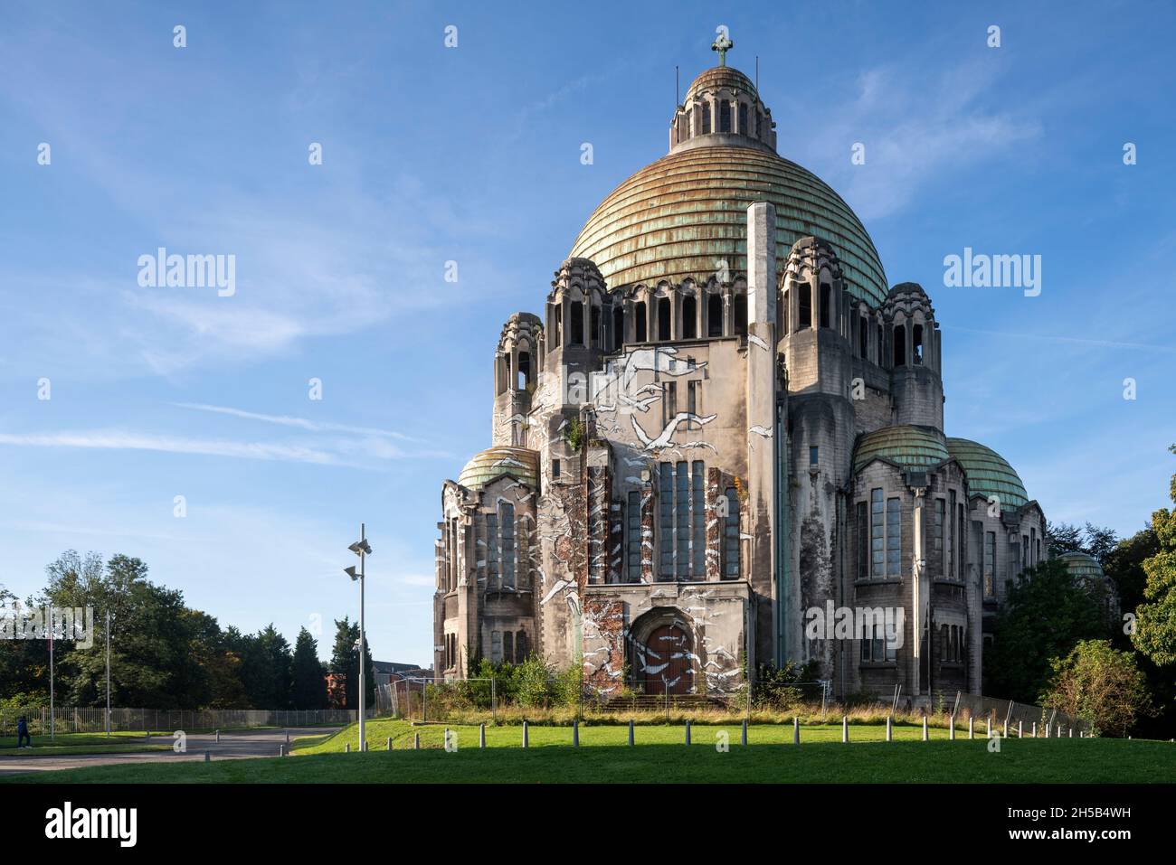 Lüttich, Liege, Mémorial Interallié, mit der Kirche Église du Sacré-Cœur et Notre-Dame-de-Lourdes, 1928-1936 von Joseph Smolderen erbaut Stockfoto