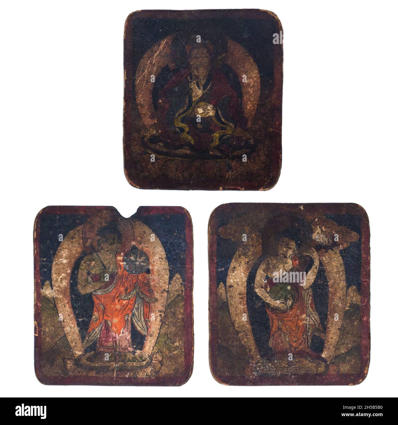 Set aus drei buddhistischen Tsakli-Initiationskarten, die sitzende Padmasambhava (Guru Rinpoche), Indra (Laute spielen) und Vemacitra darstellen Stockfoto