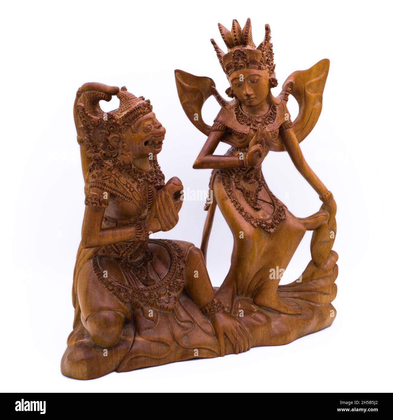 Feine balinesische Holzschnitzerei von Hanuman, die Sita Ramas Ring präsentiert Stockfoto