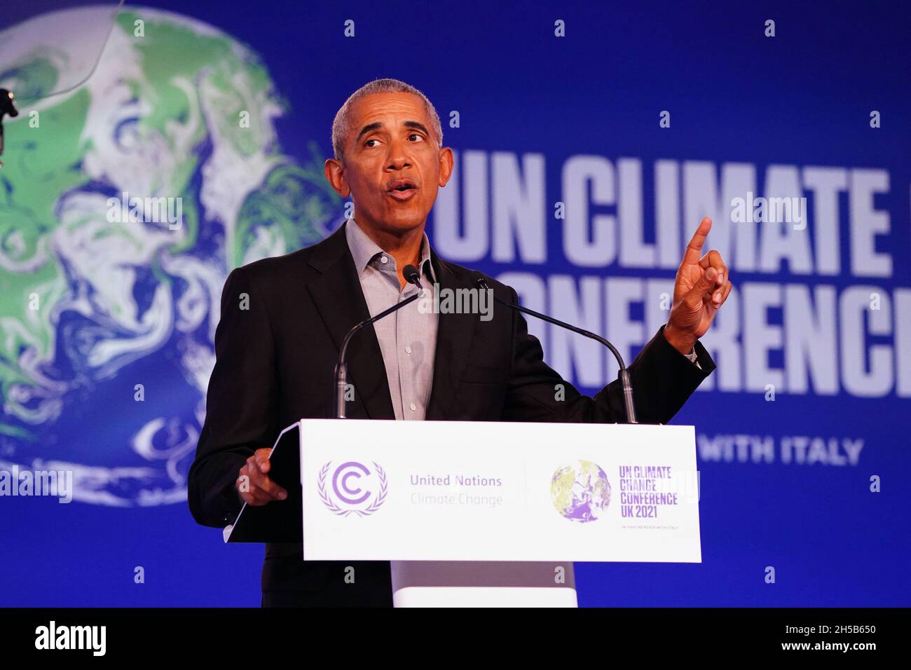 Der ehemalige US-Präsident Barack Obama hält eine Rede während des Cop26-Gipfels auf dem Scottish Event Campus (SEC) in Glasgow. Bilddatum: Montag, 8. November 2021. Stockfoto