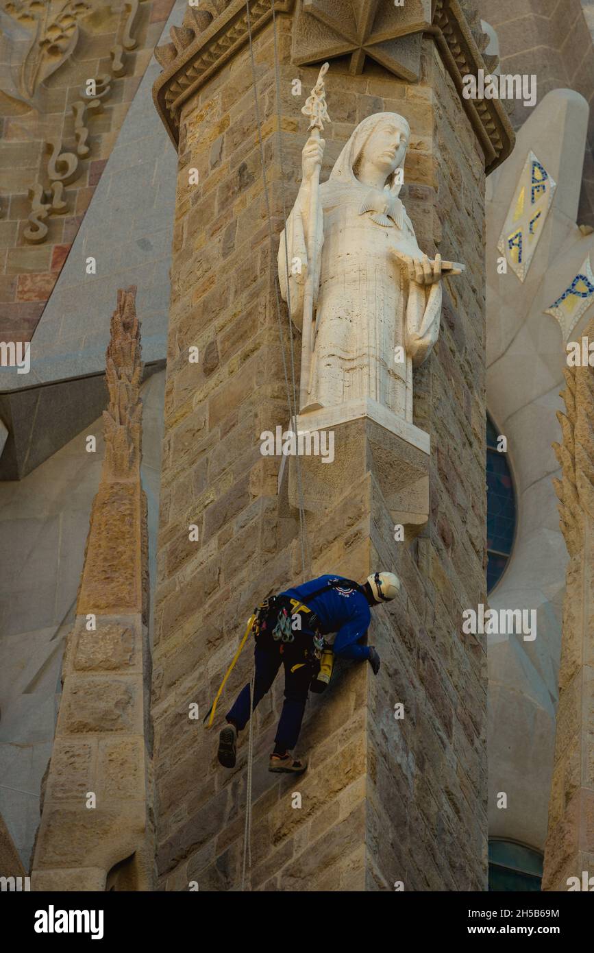 Barcelona, Spanien. November 2021. Ein Wartungsarbeiter, der Inspektionen an der Fassade der Basilika „La Sagrada Familia“ durchführt. Aufgrund der Corona-Virus-Krise wurde der Fertigstellungstermin verschoben, und es wird kein neuer Termin bis 2024 bekannt gegeben, wenn die Arbeiten hoffentlich wieder im Tempo von 2019 durchgeführt werden. Quelle: Matthias Oesterle/Alamy Live News Stockfoto