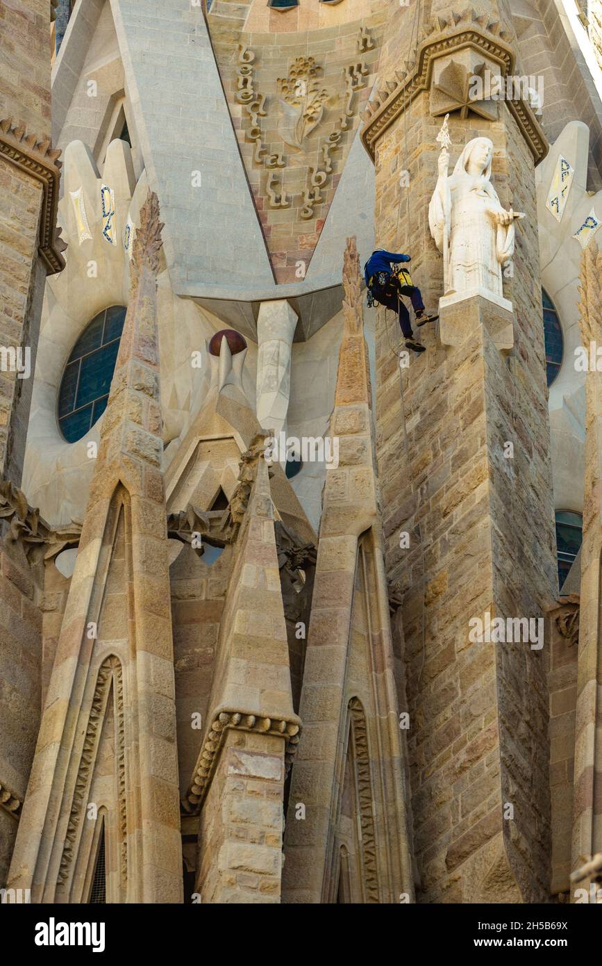 Barcelona, Spanien. November 2021. Ein Wartungsarbeiter, der Inspektionen an der Fassade der Basilika „La Sagrada Familia“ durchführt. Aufgrund der Corona-Virus-Krise wurde der Fertigstellungstermin verschoben, und es wird kein neuer Termin bis 2024 bekannt gegeben, wenn die Arbeiten hoffentlich wieder im Tempo von 2019 durchgeführt werden. Quelle: Matthias Oesterle/Alamy Live News Stockfoto