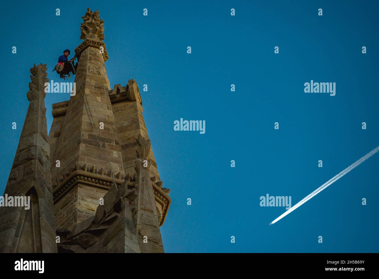 Barcelona, Spanien. November 2021. Ein Wartungsarbeiter, der Inspektionen an der Fassade der Basilika „La Sagrada Familia“ durchführt. Aufgrund der Corona-Virus-Krise wurde der Fertigstellungstermin verschoben, und es wird kein neuer Termin bis 2024 bekannt gegeben, wenn die Arbeiten hoffentlich wieder im Tempo von 2019 durchgeführt werden. Quelle: Matthias Oesterle/Alamy Live News Stockfoto