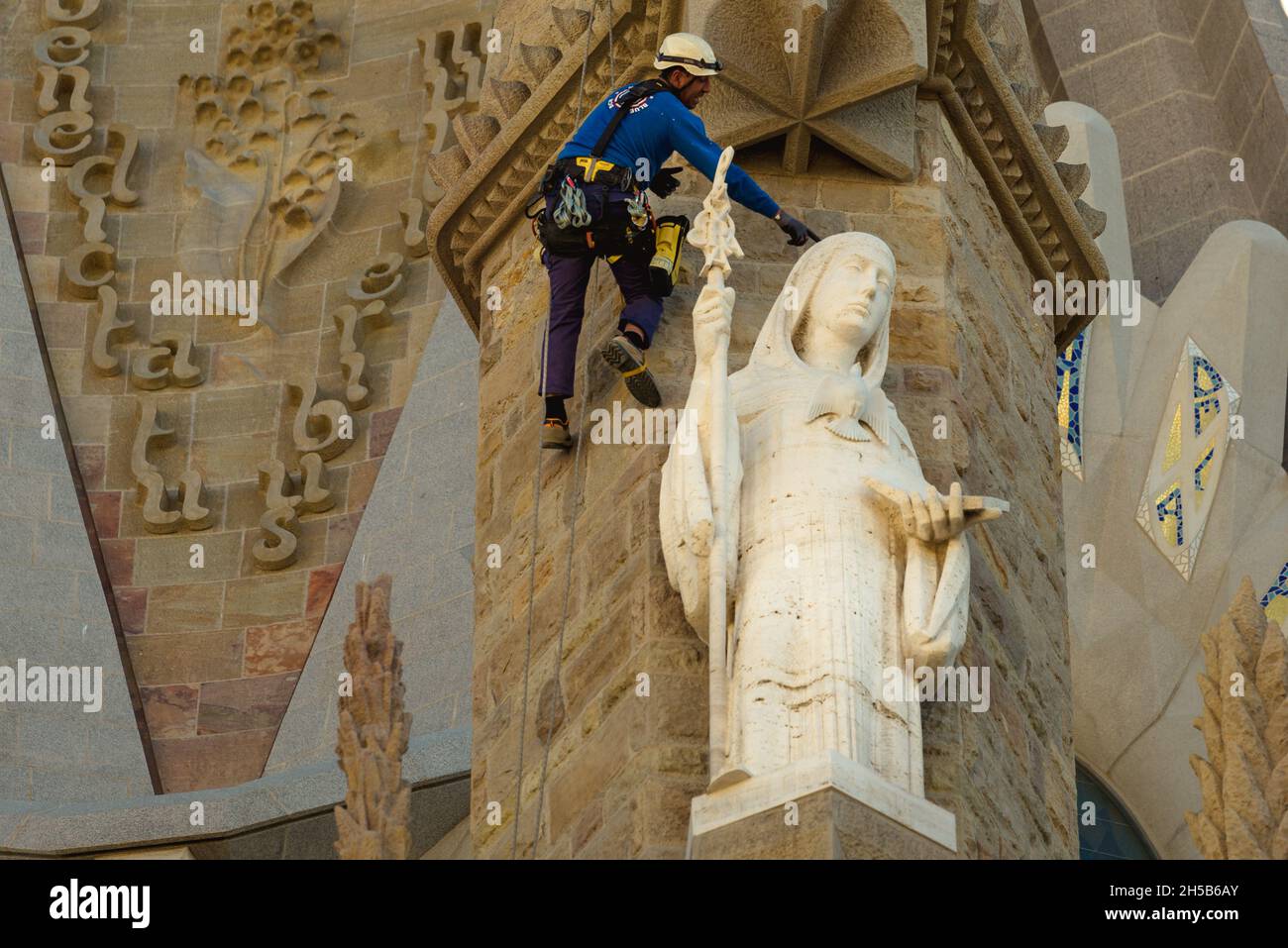 Barcelona, Spanien. November 2021. Ein Wartungsarbeiter, der Inspektionen an der Fassade der Basilika „La Sagrada Familia“ durchführt. Aufgrund der Corona-Virus-Krise wurde der Fertigstellungstermin verschoben, und es wird kein neuer Termin bis 2024 bekannt gegeben, wenn die Arbeiten hoffentlich wieder im Tempo von 2019 durchgeführt werden. Quelle: Matthias Oesterle/Alamy Live News Stockfoto