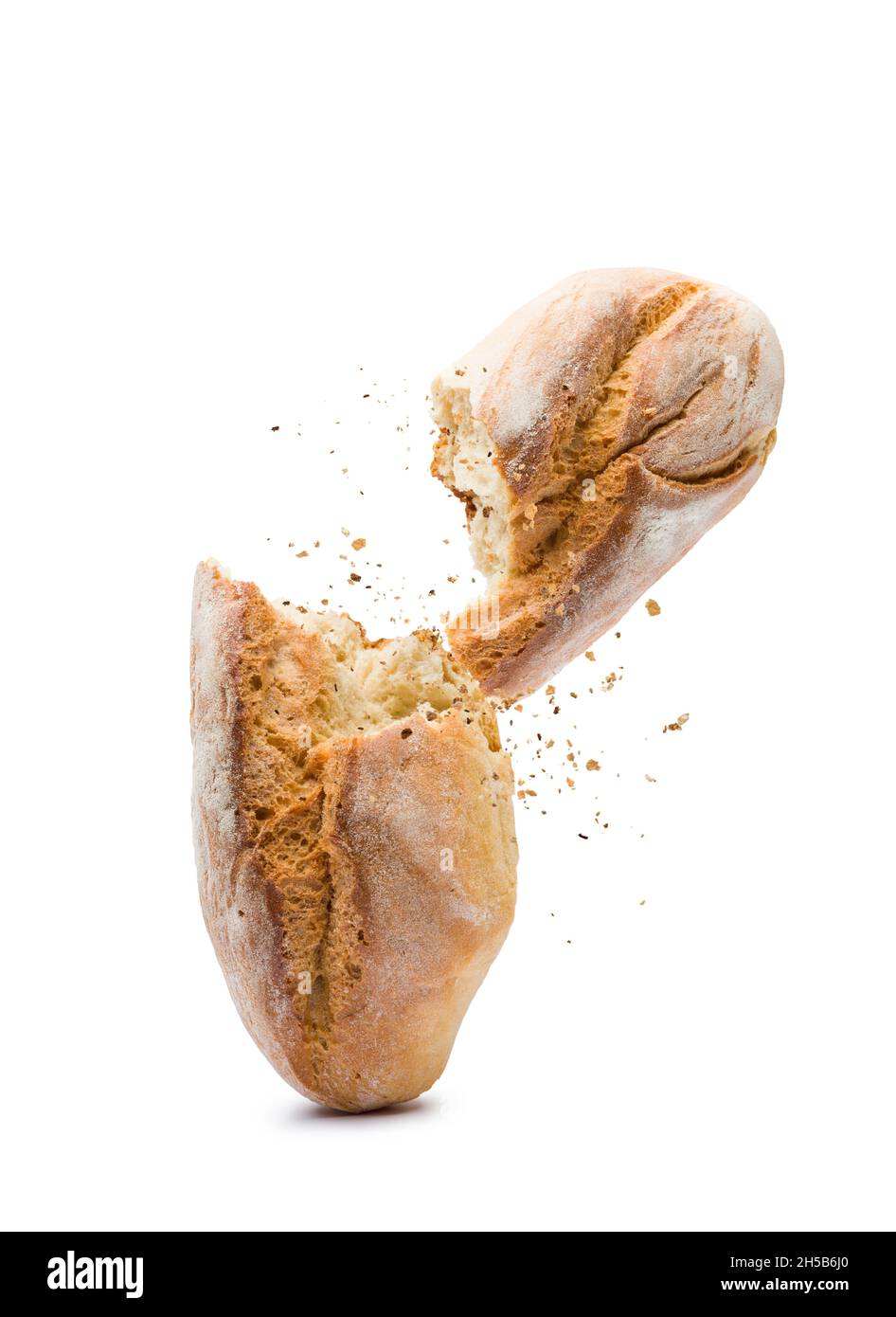 Frisches, knusprig gebackenes Brot wurde auf weißem Hintergrund geöffnet. Stockfoto