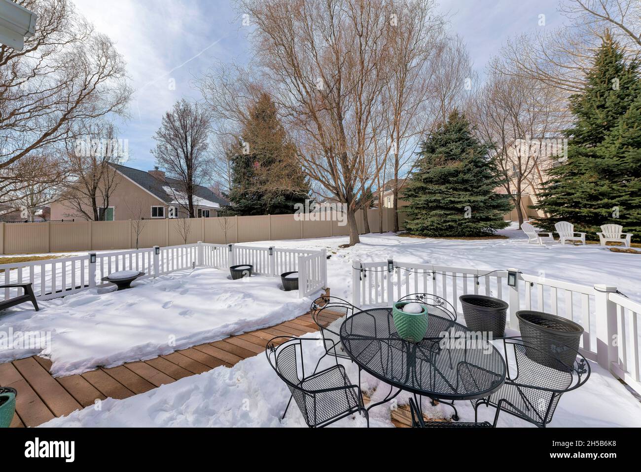 Terrasse im Freien auf einer Terrasse eines Hauses mit Metallstühlen und Tisch Stockfoto