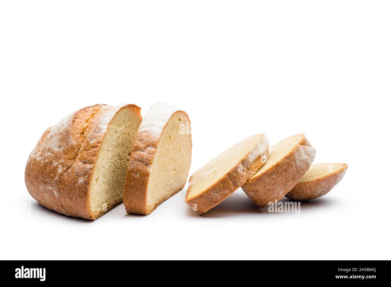 Frischer Laib Brot auf weißem Hintergrund geschnitten. Stockfoto